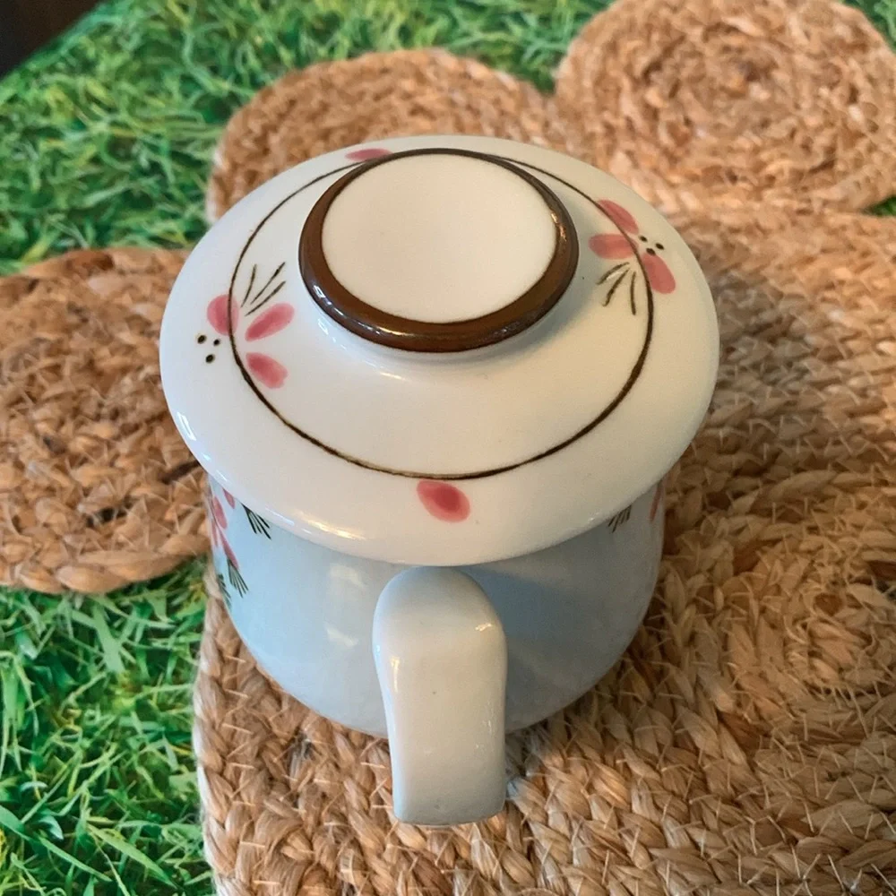 Adorable floral tea cup with lid, EUC